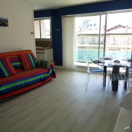 En Centre-ville D'arcachon Avec Balcon, Parking Prive Et Wi-fi, A 300m De La - Fr-1-374-28 Apartman *